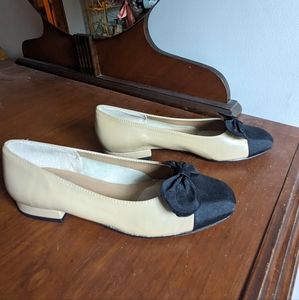 NWOT Vaneli Leather Bow Loafers